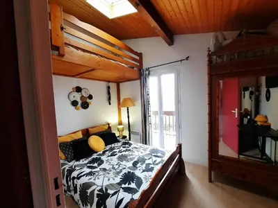 Un ou plusieurs lits dans un hébergement de l'établissement Villa Mitoyenne avec Jardin, Proche Plage à Seignosse, Piscine, Parking Privé et Wifi - FR-1-239-421