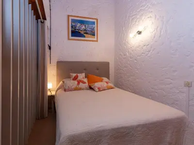 Un ou plusieurs lits dans un hébergement de l'établissement Studio en Duplex sous la Pinède et Proche de la Plage - FR-1-239-394