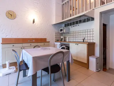 Cuisine ou kitchenette dans l'établissement Studio en Duplex sous la Pinède et Proche de la Plage - FR-1-239-394