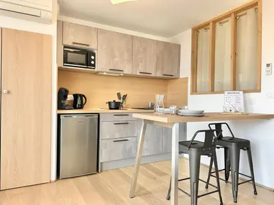 Cuisine ou kitchenette dans l'établissement L'Écrin de verdure - Calme - Parking Privé - Central - Neuf