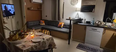 Cuisine ou kitchenette dans l'établissement Mobilhome 6 personnes climatisation, TV, lave-vaisselle, 2 salle de bain, 3 chambres au camping Les Vignes à Lit-et-Mixe dans les Landes avec piscine,