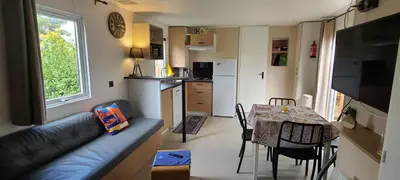 Cuisine ou kitchenette dans l'établissement Mobilhome 6 personnes climatisation, TV, lave-vaisselle, 2 salle de bain, 3 chambres au camping Les Vignes à Lit-et-Mixe dans les Landes avec piscine,