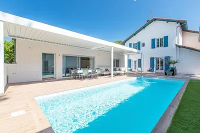 Piscine de l'établissement Dépendance Villa Souleillous ou située à proximité