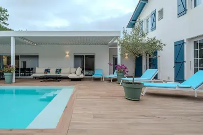 Piscine de l'établissement Dépendance Villa Souleillous ou située à proximité