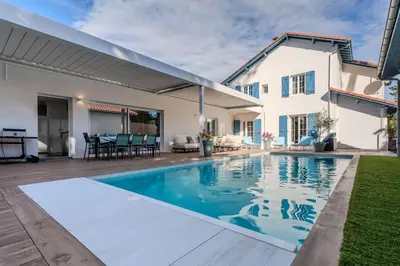 Piscine de l'établissement Dépendance Villa Souleillous ou située à proximité