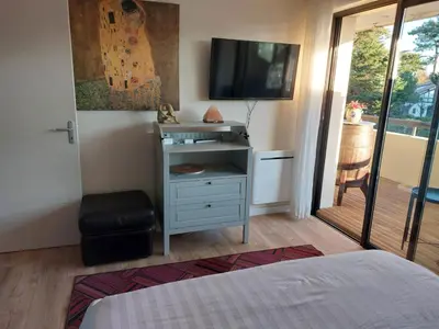 Télévision ou salle de divertissement dans l'établissement Appartement avec terasse au pied du port