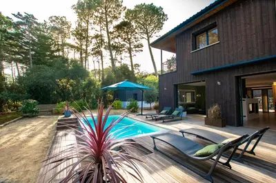 Piscine de l'établissement La Villa Nature Canopée du Lac ou située à proximité