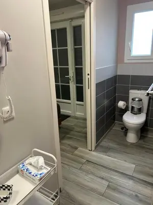 Salle de bains dans l'établissement Hôtel Le MerleBlanc