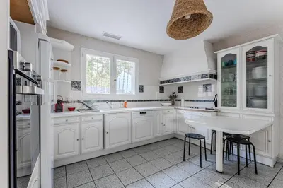 Cuisine ou kitchenette dans l'établissement Maison Familiale à 200 m du Bassin