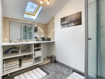 Salle de bains dans l'établissement Villa Dedele