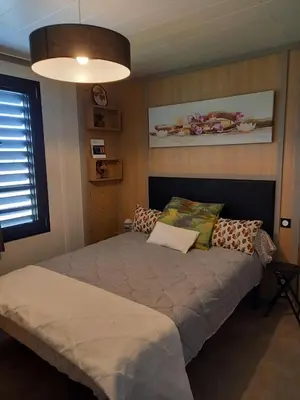 Un ou plusieurs lits dans un hébergement de l'établissement Charmant Cottage