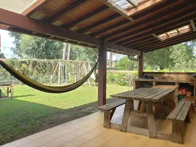 Jardin de l'établissement Agréable maison bien située