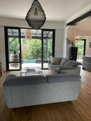 Coin salon dans l'établissement VILLA DE PRESTIGE avec salle de sports privée