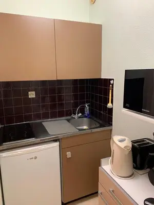 Cuisine ou kitchenette dans l'établissement Très jolie studio à louer avec sa belle terrasse de 4m2 idéalement situé dans un hôtel thermale