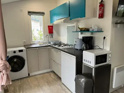 Cuisine ou kitchenette dans l'établissement Mobilhome Mag Ced les Dunes de contis Piscines et Plage