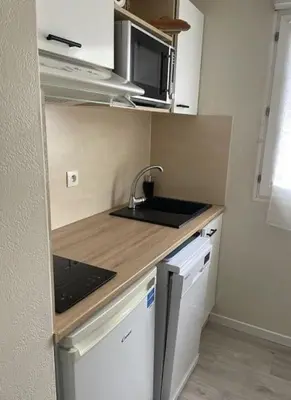 Cuisine ou kitchenette dans l'établissement Charmante maisonette