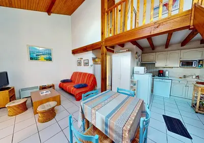 Cuisine ou kitchenette dans l'établissement LES ESTIVALES - Maison mitoyenne pour 4 personnes