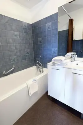 Salle de bains dans l'établissement STUDIOS LE FOURNADET à 50 m des thermes les Ecureuils
