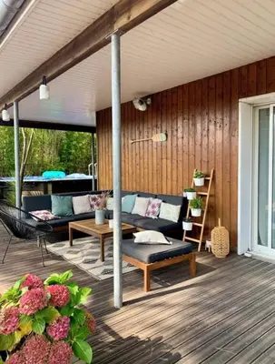 Balcon ou terrasse dans l'établissement Jolie maison de vacances proche lac