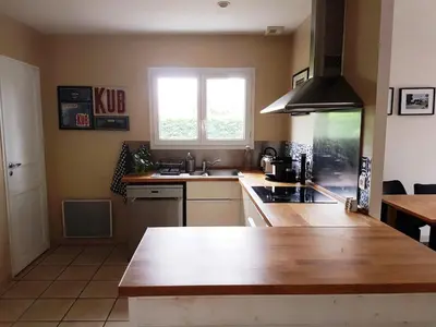 Cuisine ou kitchenette dans l'établissement Jolie maison de vacances proche lac