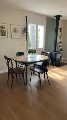 Coin salon dans l'établissement Jolie maison de vacances proche lac