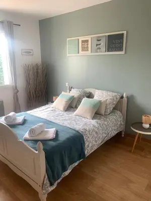 Un ou plusieurs lits dans un hébergement de l'établissement Jolie maison de vacances proche lac