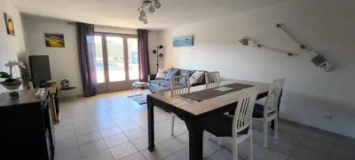 Coin salon dans l'établissement Logement cosy, piscine, terrain de pétanque, vélos, entre centre ville et lac