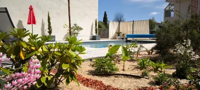 Piscine de l'établissement Logement cosy, piscine, terrain de pétanque, vélos, entre centre ville et lac ou située à proximité