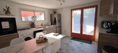 Cuisine ou kitchenette dans l'établissement Logement cosy, piscine, terrain de pétanque, vélos, entre centre ville et lac