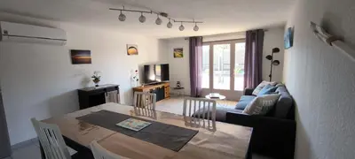 Coin salon dans l'établissement Logement cosy, piscine, terrain de pétanque, vélos, entre centre ville et lac