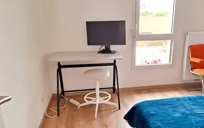 Télévision ou salle de divertissement dans l'établissement Maison cosy avec petit jardin