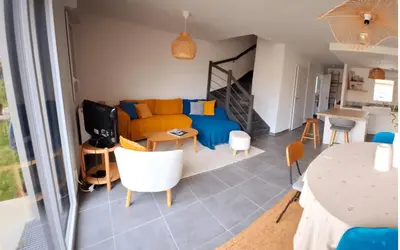 Coin salon dans l'établissement Maison cosy avec petit jardin