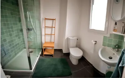Salle de bains dans l'établissement Maison cosy avec petit jardin
