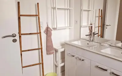 Salle de bains dans l'établissement Maison cosy avec petit jardin