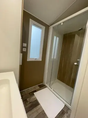 Salle de bains dans l'établissement Mobilhome bord du lac