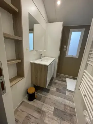 Salle de bains dans l'établissement Mobilhome bord du lac