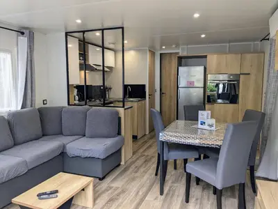 Cuisine ou kitchenette dans l'établissement Mobil Home 205 6 à 8 personnes