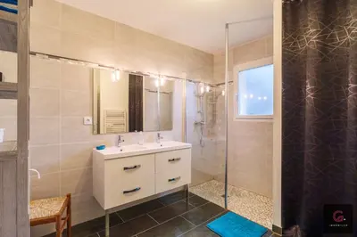Salle de bains dans l'établissement Biscarrosse Bourg Maison tout confort proche du centre ville
