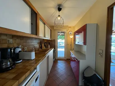Cuisine ou kitchenette dans l'établissement Grain de sable