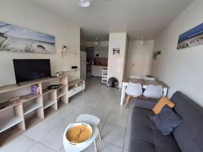 Télévision ou salle de divertissement dans l'établissement Mimizan Plage: Appartement Neuf 6 Pers à 400m de l'Océan avec WIFI - FR-1-50-150