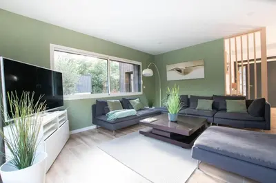 Télévision ou salle de divertissement dans l'établissement La Villa Canopée du Lac