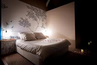 Un ou plusieurs lits dans un hébergement de l'établissement Logement romantique avec jacuzzi privatif