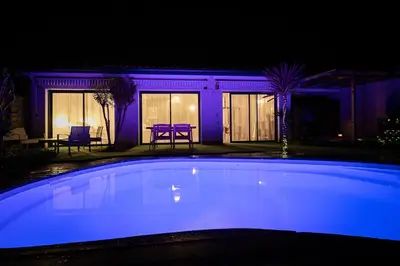 Piscine de l'établissement Logement romantique avec jacuzzi privatif ou située à proximité