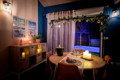 Coin salon dans l'établissement Logement romantique avec jacuzzi privatif