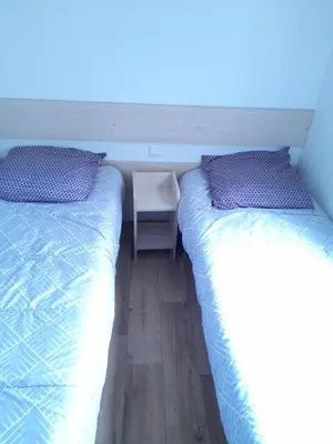 Un ou plusieurs lits dans un hébergement de l'établissement Bungalow Natherem, 3ch dont 1 suite parentale, 2 sdb à Saint Julien en Born dans camping 4 étoile