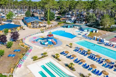 Piscine de l'établissement Bungalow Natherem, 3ch dont 1 suite parentale, 2 sdb à Saint Julien en Born dans camping 4 étoile ou située à proximité