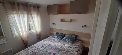 Un ou plusieurs lits dans un hébergement de l'établissement Bungalow Natherem, 3ch dont 1 suite parentale, 2 sdb à Saint Julien en Born dans camping 4 étoile