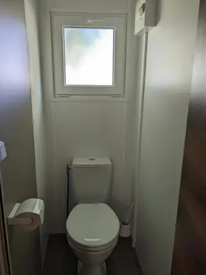 Salle de bains dans l'établissement Joli Mobil-Home 3 chambres 34 Siblu La Réserve