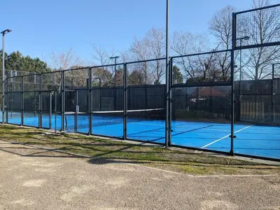 Tennis ou squash au sein de le camping ou à proximité