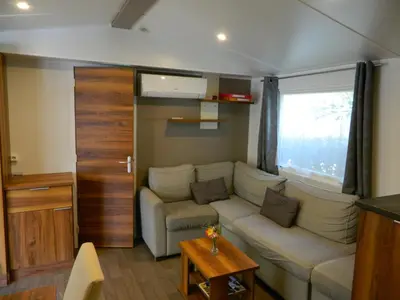 Coin salon dans l'établissement Joli Mobil-Home 3 chambres 34 Siblu La Réserve